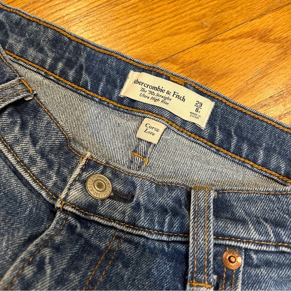 Abercrombie & Fitch Curve Love Ultra High Rise 90s Straight Jean Size 29 / 8 - Picture 8 of 12